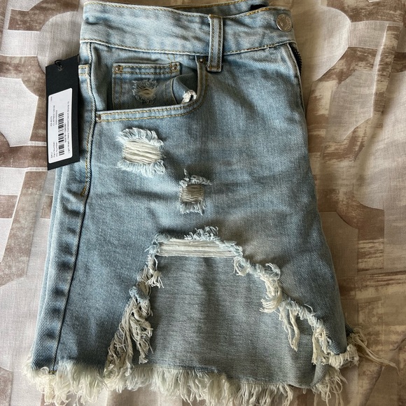 Pretty Little Thing distressed denim shorts - Picture 4 of 5